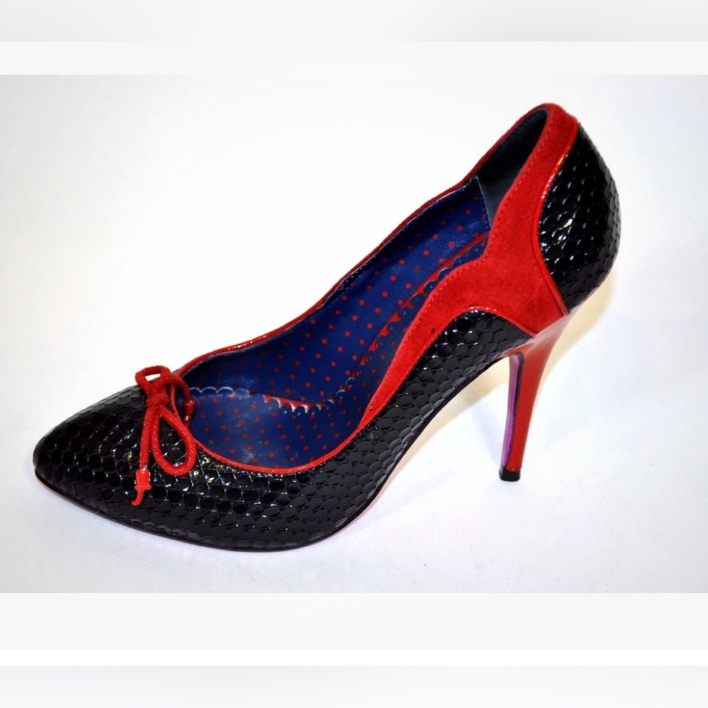 Betsey Johnson Navy & Red patent leather faux snakeskin pattern Pumps. Size 8M.